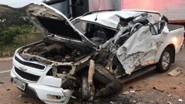 motorista-e-socorrido-apos-colisao-entre-carro-e-carreta-na-br-381