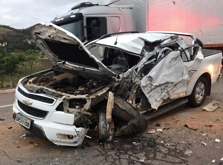 motorista-e-socorrido-apos-colisao-entre-carro-e-carreta-na-br-381