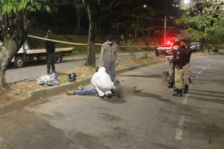 motociclista-morre-ao-colidir-contra-uma-arvore-na-avenida-das-rosas