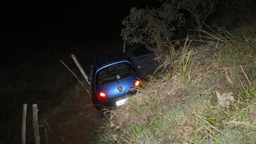 ford-ka-despenca-em-ribanceira-na-mgc-120-no-pedreira