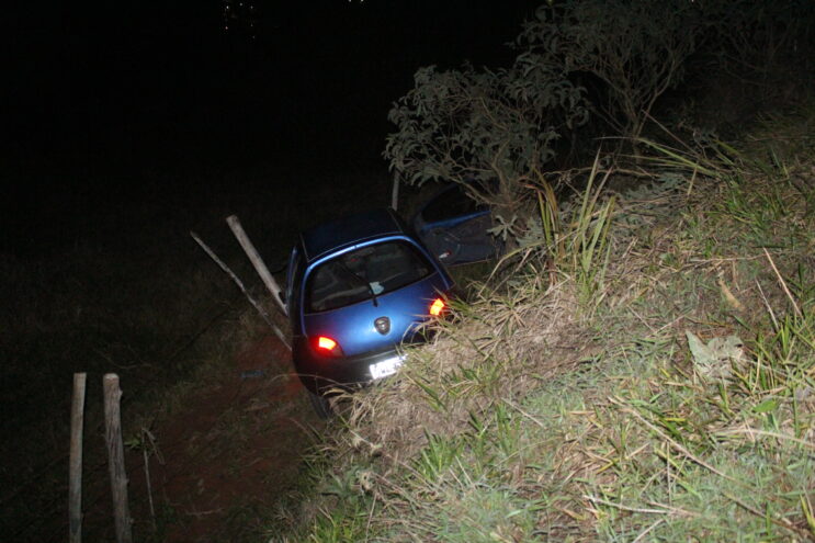 ford-ka-despenca-em-ribanceira-na-mgc-120-no-pedreira