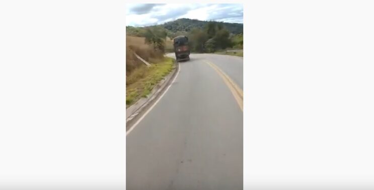 video-mostra-imprudencia-de-motoristas-na-estrada-do-forninho-em-itabira