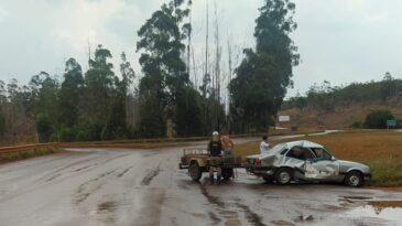 chevette-fica-destruido-ao-colidir-com-caminhao-guincho-na-mg-436