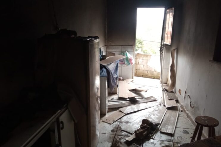 homem-tem-a-casa-incendiada-no-aboboras-em-itabira
