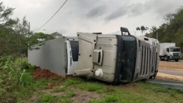 carreta-carregada-com-mamao-tomba-no-trevo-do-itabirucu