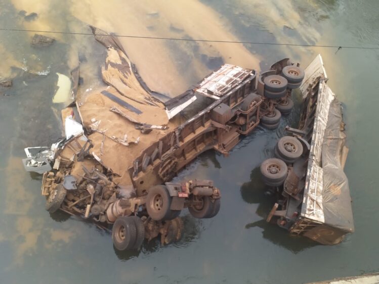 carreta-despenca-de-ponte-e-motorista-morre-na-br-153