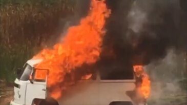 kombi-fica-destruida-apos-pegar-fogo-no-distrito-industrial