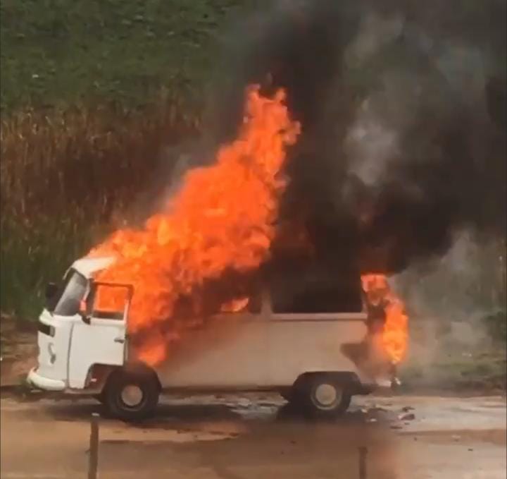 kombi-fica-destruida-apos-pegar-fogo-no-distrito-industrial