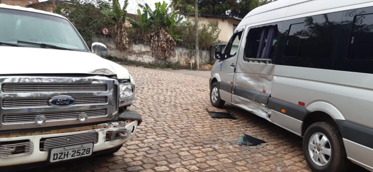 duas-pessoas-ficam-feridas-em-acidente-no-bairro-campestre