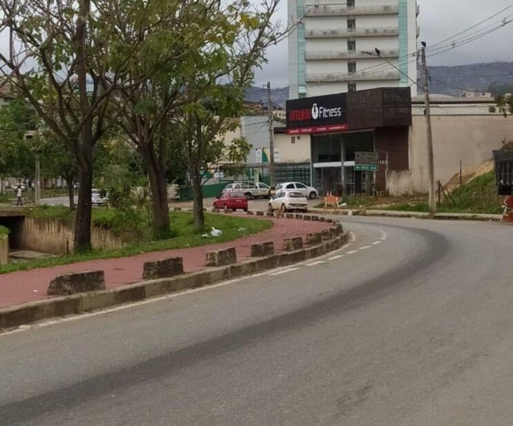 oleo-na-pista-causa-acidente-com-motociclista-na-avenida-cristina-gazire