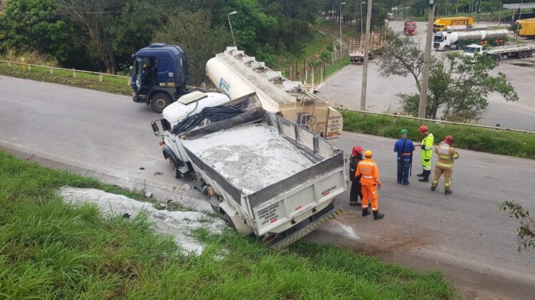 acidente-envolvendo-caminhao-tanque-mobiliza-bombeiros-na-br-381