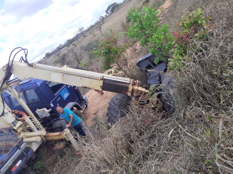 Operador morre ao cair com trator dentro de buraco em fazenda