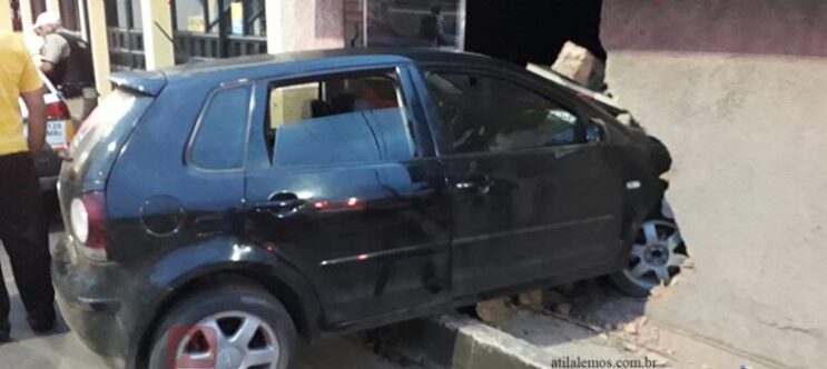 motorista-embriagado-invade-residencia-com-carro-no-campestre