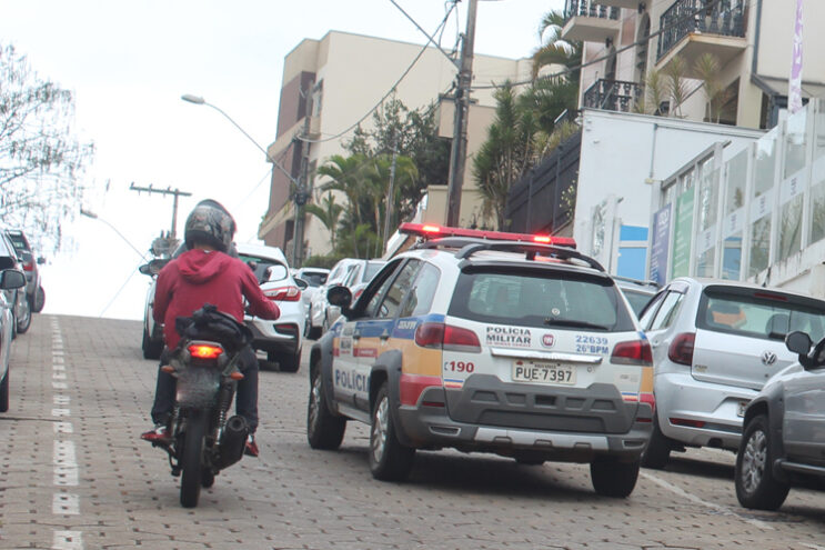 monza-e-furtado-apos-ser-estacionado-na-rua-dona-modestina