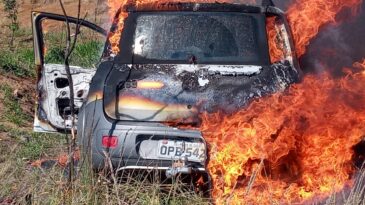 carro-pega-fogo-apos-cair-em-ribanceira-em-pocos-de-caldas