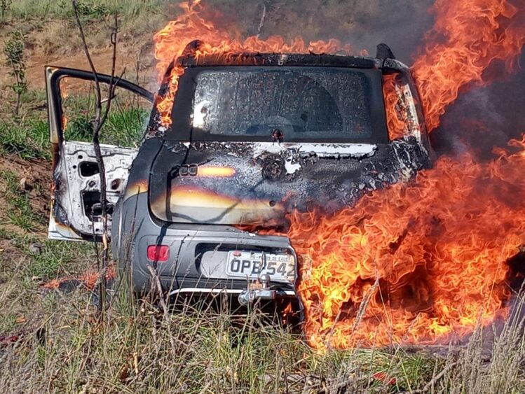 carro-pega-fogo-apos-cair-em-ribanceira-em-pocos-de-caldas