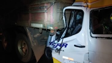 motorista-de-van-morre-preso-as-ferragens-ao-bater-na-traseira-de-caminhao