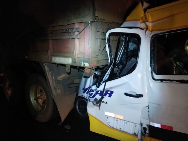 motorista-de-van-morre-preso-as-ferragens-ao-bater-na-traseira-de-caminhao