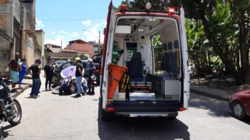 acidente-entre-carro-e-moto-deixa-mulher-ferida-na-vila-sao-geraldo