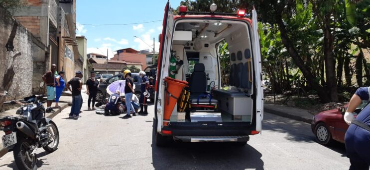 acidente-entre-carro-e-moto-deixa-mulher-ferida-na-vila-sao-geraldo
