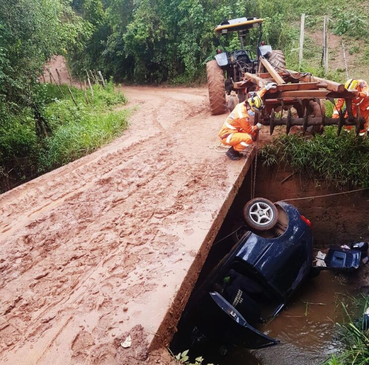 carro-tomba-em-corrego-deixando-quatro-mortos-e-tres-feridos