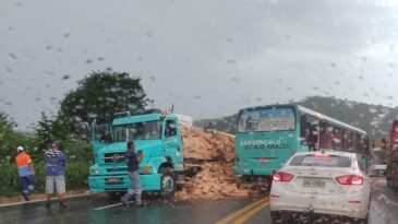 acidente-envolvendo-onibus-interdita-br-381-em-sao-goncalo-do-rio-abaixo