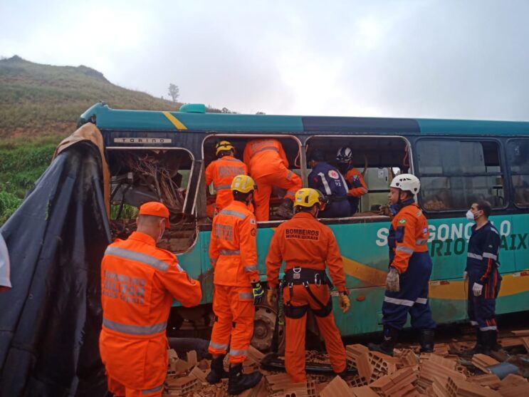 motorista-de-onibus-e-socorrido-em-estado-grave-apos-acidente-na-br-381