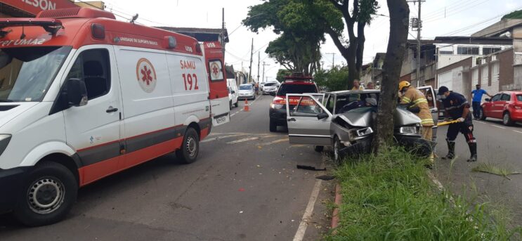 carro-bate-em-arvore-e-duas-mulheres-ficam-feridas-no-amazonas