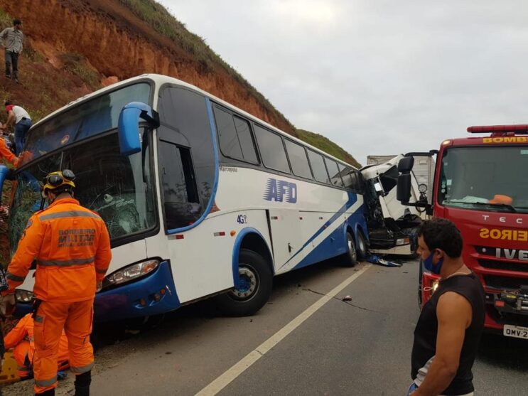 mulheres-morrem-esmagadas-por-onibus-em-acidente-na-br-381