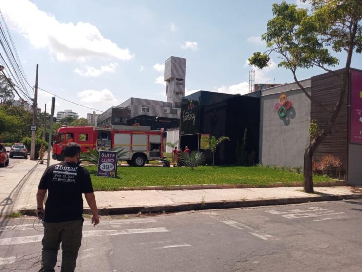 casal-e-socorrido-com-queimaduras-apos-incendio-em-quarto-de-motel