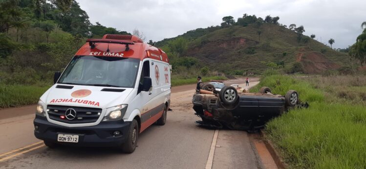 lama-na-pista-causa-capotamento-e-deixa-tres-pessoas-feridas-na-mg-129