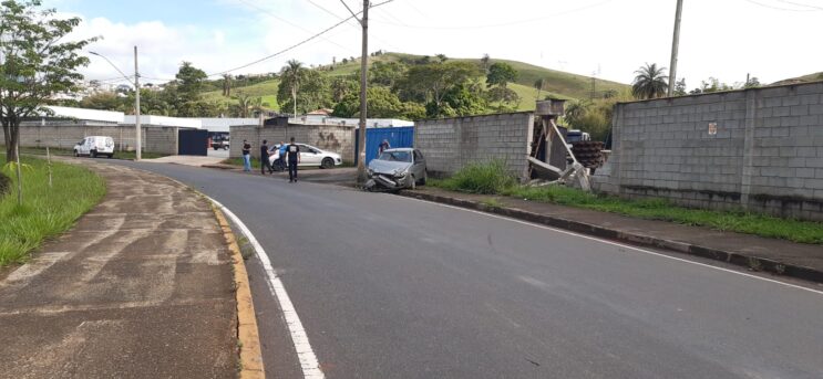 mesaria-bate-carro-contra-muro-na-avenida-li-guerra