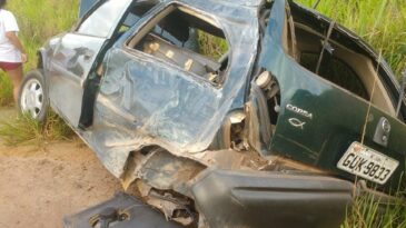 corsa-fica-destruido-ao-colidir-contra-poste-no-bairro-pedreira
