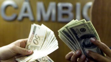 dolar-tem-leve-alta-e-fecha-em-r-524