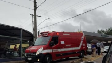 mulher-e-socorrida-pelos-bombeiros-em-acidente-no-alto-pereira