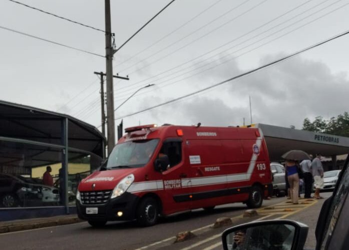 mulher-e-socorrida-pelos-bombeiros-em-acidente-no-alto-pereira
