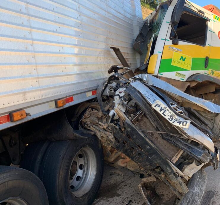engavetamento-deixa-uma-pessoa-morta-e-outra-presa-as-ferragens-na-br-381