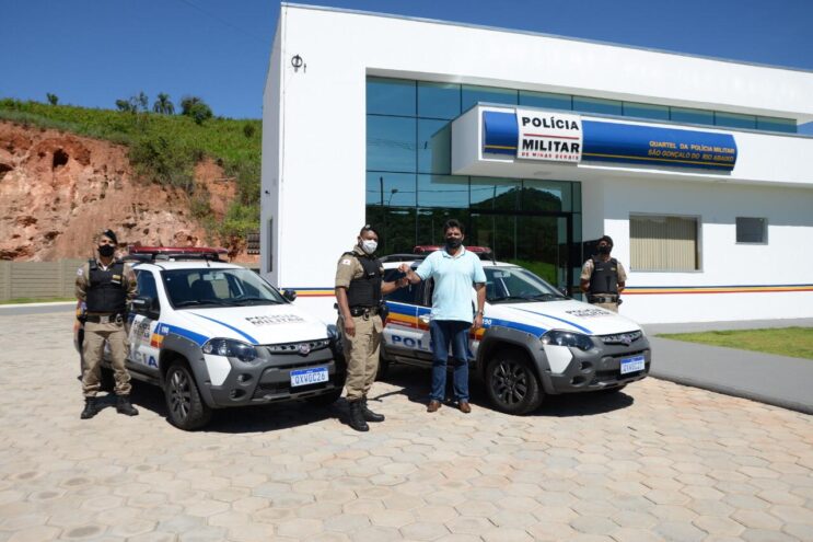 prefeito-de-sao-goncalo-entrega-duas-novas-viaturas-para-a-policia-militar