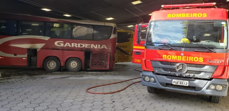 bombeiro-de-folga-combate-incendio-em-onibus-na-rodoviaria