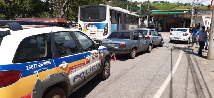 engavetamento-causa-congestionamento-na-praca-acrisio-alvarenga