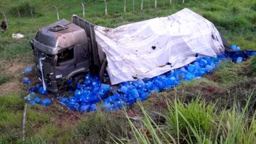 caminhao-com-galoes-de-agua-tomba-em-ribanceira-na-mg-434