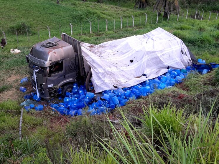 caminhao-com-galoes-de-agua-tomba-em-ribanceira-na-mg-434