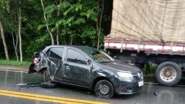 acidente-entre-onibus-e-carro-interdita-parcialmente-a-br-381