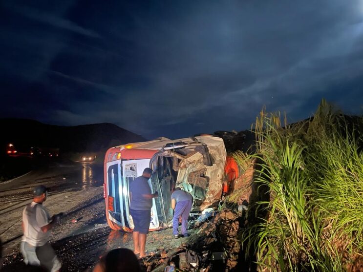 motorista-fica-preso-as-ferragens-em-acidente-com-caminhao
