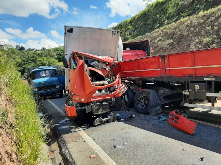 motorista-morre-preso-as-ferragens-em-acidente-na-mgc-120