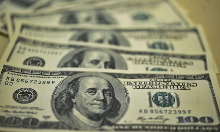 dolar-inicia-ano-em-forte-alta-e-fecha-a-r-526
