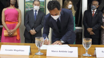 prefeito-marco-antonio-toma-posse-e-firma-compromissos-com-os-itabiranos