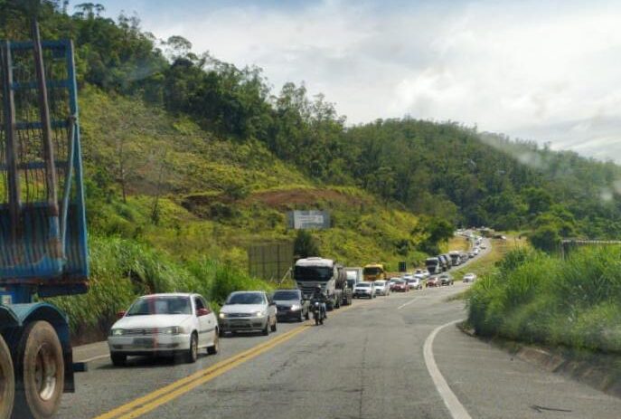 volta-do-feriado-com-transito-congestionado-na-br-381