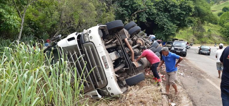 motorista-fica-ferido-apos-tombar-carreta-carregada-com-cerveja