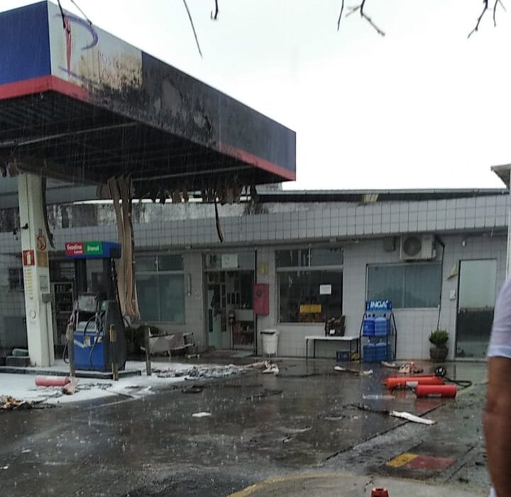 posto-de-combustiveis-pega-fogo-apos-raio-atingir-rede-eletrica